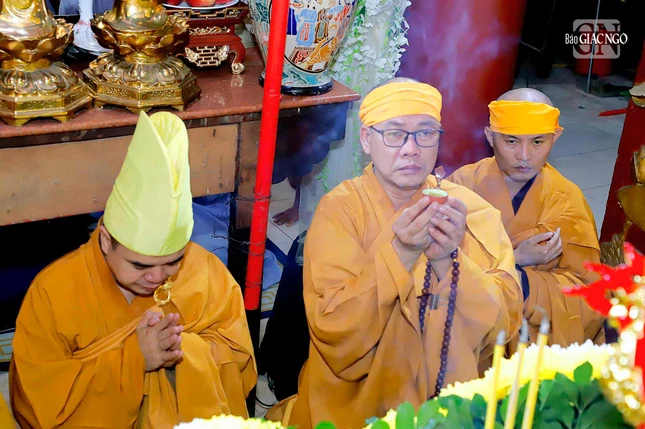 Môn đồ pháp quyến dâng phạn thực cúng dường Giác linh Ân sư Môn đồ pháp quyến dâng phạn thực cúng dường Giác linh Ân sư