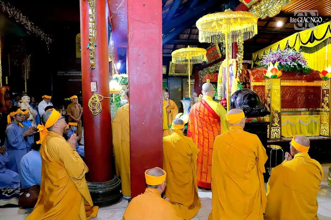 Kim quan Trưởng lão Hòa thượng Thích Huệ Thông được tôn trí tại chùa Châu Thới Kim quan Trưởng lão Hòa thượng Thích Huệ Thông được tôn trí tại chùa Châu Thới