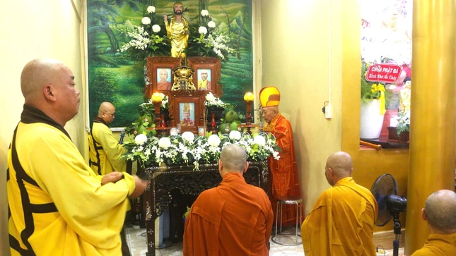 Cung tiến Giác linh Hòa thượng Thích Minh Dũng