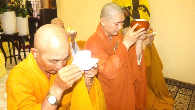 Cung tiến Giác linh Hòa thượng Thích Minh Dũng