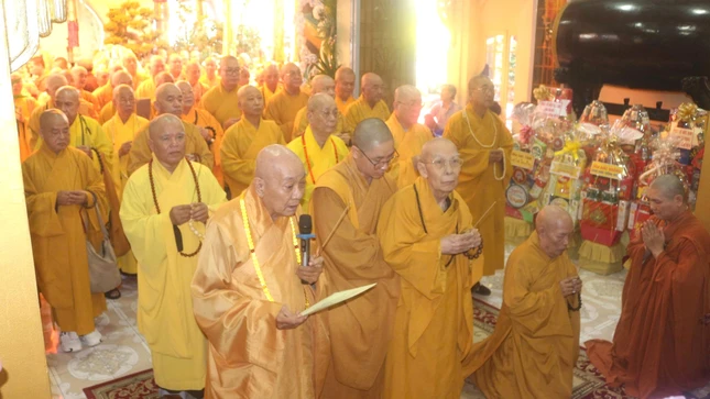 Chư tôn đức dâng hương tưởng niệm Hòa thượng Thích Minh Dũng