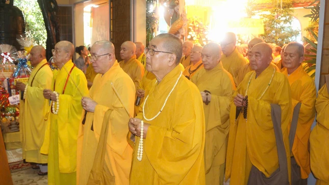Cung tiến Giác linh Hòa thượng Thích Minh Dũng