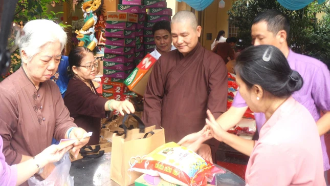 Chùa Phật Đà đã trao 300 phần quà đến bà con có hoàn cảnh khó khăn tại địa phương