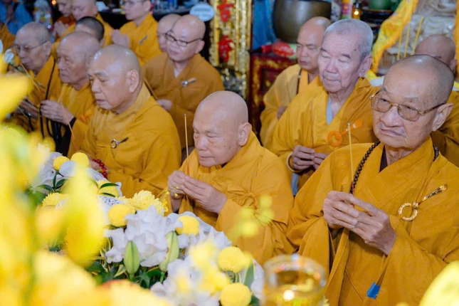 Chư tôn đức dâng hương trước Giác linh đường Trưởng lão Hòa thượng Thích Huệ Thông Chư tôn đức dâng hương trước Giác linh đường Trưởng lão Hòa thượng Thích Huệ Thông