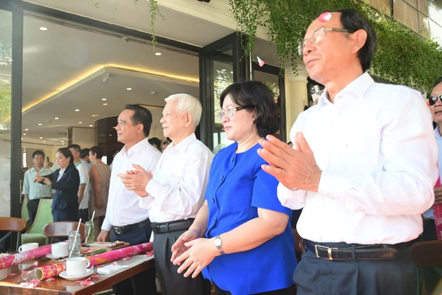 Lãnh đạo, nguyên lãnh đạo Đảng, Nhà nước dự lễ hợp long cầu đi bộ qua sông Sài Gòn - Ảnh: Trí Đức/TTO