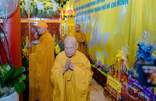 Trưởng lão Hòa thượng Thích Thiện Nhơn hữu nhiễu kim quan tiễn biệt Trưởng lão Hòa thượng Thích Huệ Thông Trưởng lão Hòa thượng Thích Thiện Nhơn hữu nhiễu kim quan tiễn biệt Trưởng lão Hòa thượng Thích Huệ Thông