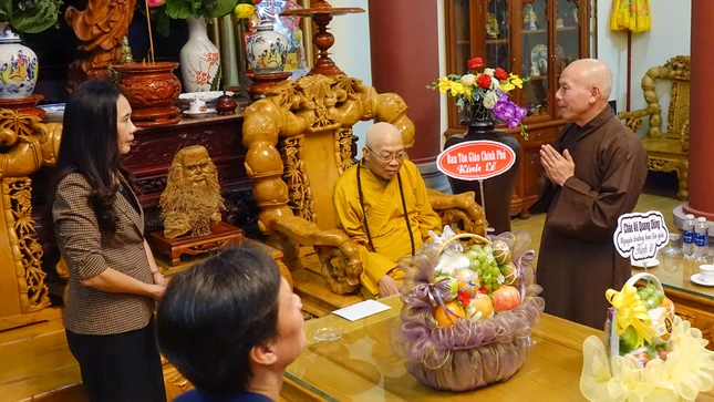 Thượng tọa Thích Nhuận Bảo, Trưởng ban Trị sự GHPGVN tỉnh Quảng Ngãi tri ân phái đoàn Ban Tôn giáo Chính phủ Thượng tọa Thích Nhuận Bảo, Trưởng ban Trị sự GHPGVN tỉnh Quảng Ngãi tri ân phái đoàn Ban Tôn giáo Chính phủ