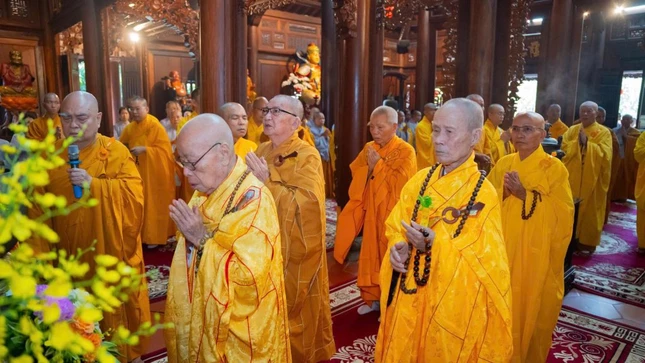 Chư tôn đức nhất tâm cầu nguyện Giác linh Hòa thượng Thích Long Trí cao đăng Phật quốc