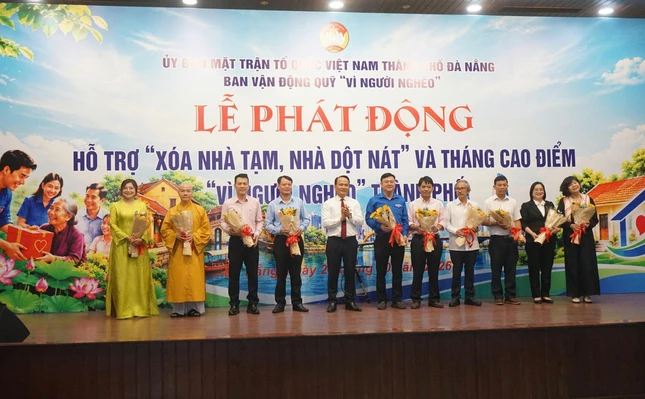 Tặng hoa tri ân các cơ quan, đơn vị, tổ chức, cá nhân, nhà hảo tâm hỗ trợ chương trình “Xóa nhà tạm, nhà dột nát” và tháng cao điểm “Vì người nghèo” năm 2026 Tặng hoa tri ân các cơ quan, đơn vị, tổ chức, cá nhân, nhà hảo tâm hỗ trợ chương trình “Xóa nhà tạm, nhà dột nát” và tháng cao điểm “Vì người nghèo” năm 2026