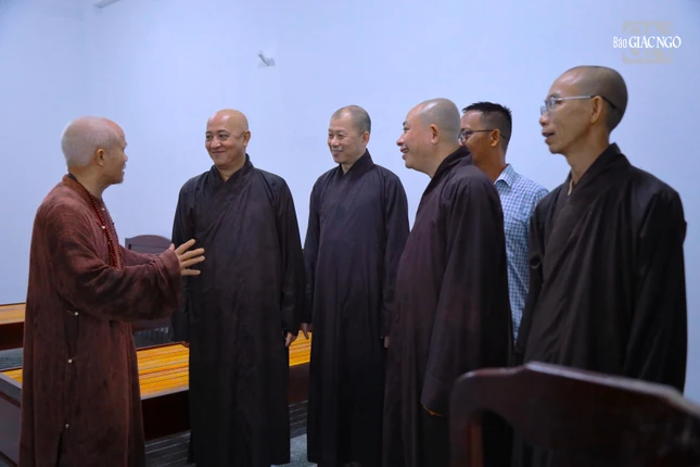 Khảo sát khu vực nghỉ ngơi của chư tôn đức Ban Tổ chức trong những ngày diễn ra Đại hội tại Học viện