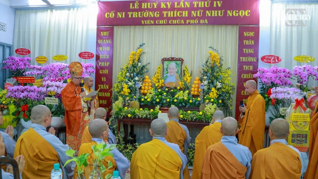 Môn đồ đệ tử dâng phạn thực cúng dường trong khóa lễ cung tiến Giác linh Ni trưởng