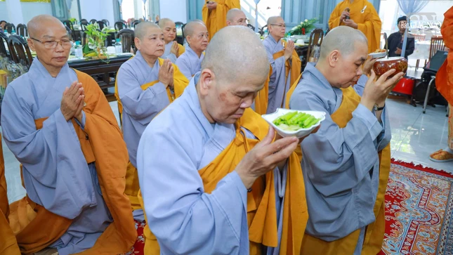 Môn đồ đệ tử dâng phạn thực cúng dường trong khóa lễ cung tiến Giác linh Ni trưởng