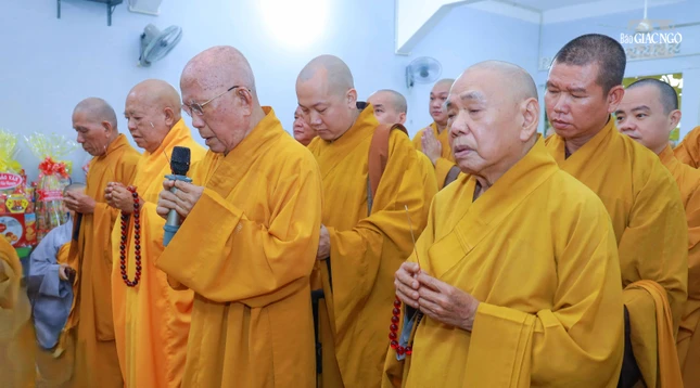 Chư tôn giáo phẩm thắp hương tưởng niệm Giác linh Ni trưởng Thích nữ Như Ngọc