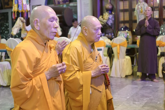 Trưởng lão Hòa thượng Thích Thiện Pháp dâng hương tưởng niệm Hòa thượng Thích Đạo Thanh Trưởng lão Hòa thượng Thích Thiện Pháp dâng hương tưởng niệm Hòa thượng Thích Đạo Thanh
