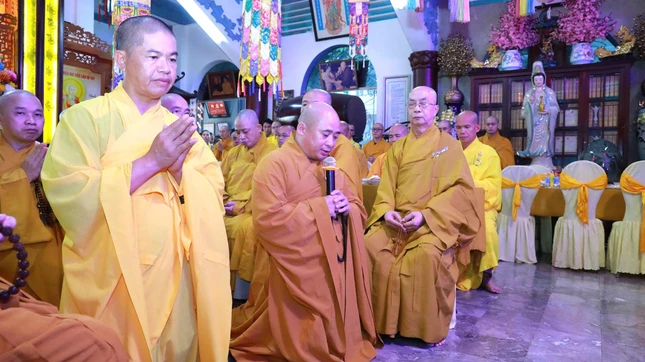 Chư tôn giáo phẩm ôn lại hành trạng của Tổ khai sơn chùa Pháp Hoa Chư tôn giáo phẩm ôn lại hành trạng của Tổ khai sơn chùa Pháp Hoa