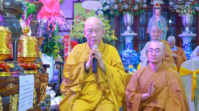 Chư tôn giáo phẩm ôn lại hành trạng của Tổ khai sơn chùa Pháp Hoa Chư tôn giáo phẩm ôn lại hành trạng của Tổ khai sơn chùa Pháp Hoa