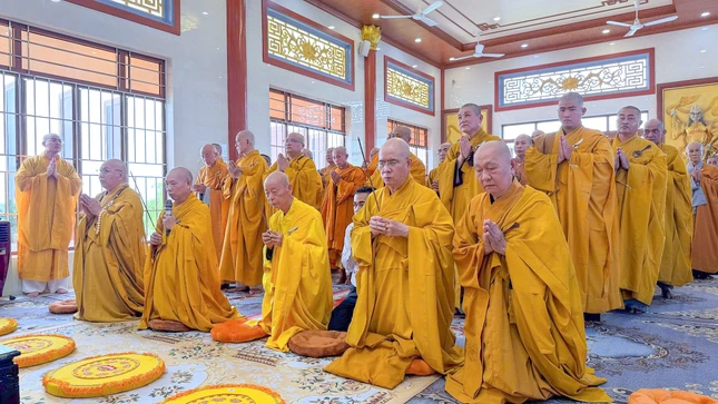Chư tôn đức cắt băng khánh thành, niêm hương an vị Phật Chư tôn đức cắt băng khánh thành, niêm hương an vị Phật