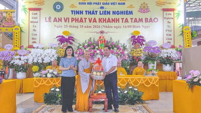 Chư tôn đức, lãnh đạo chính quyền tặng quà chúc mừng Chư tôn đức, lãnh đạo chính quyền tặng quà chúc mừng