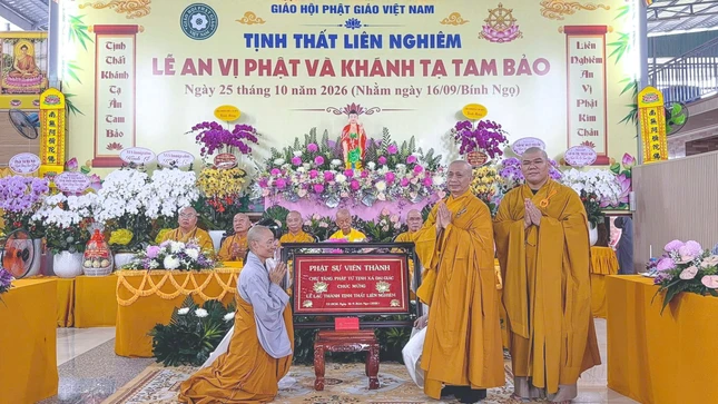 Chư tôn đức, lãnh đạo chính quyền tặng quà chúc mừng Chư tôn đức, lãnh đạo chính quyền tặng quà chúc mừng