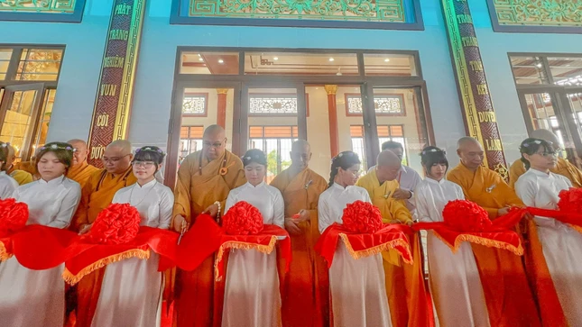 Chư tôn đức cắt băng khánh thành, niêm hương an vị Phật Chư tôn đức cắt băng khánh thành, niêm hương an vị Phật