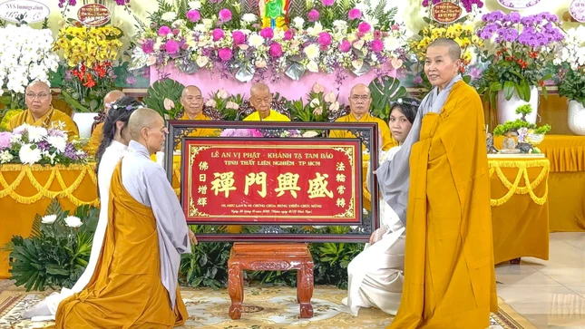Chư tôn đức, lãnh đạo chính quyền tặng quà chúc mừng Chư tôn đức, lãnh đạo chính quyền tặng quà chúc mừng
