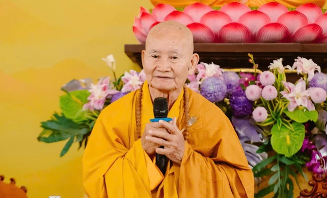 Trưởng lão Hòa thượng Thích Huệ Tài ban đạo từ