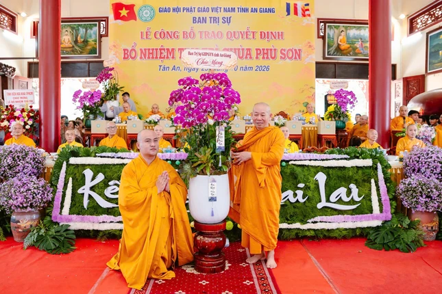 Những lẵng hoa, quà chúc mừng Đại đức tân trụ trì