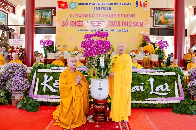Những lẵng hoa, quà chúc mừng Đại đức tân trụ trì