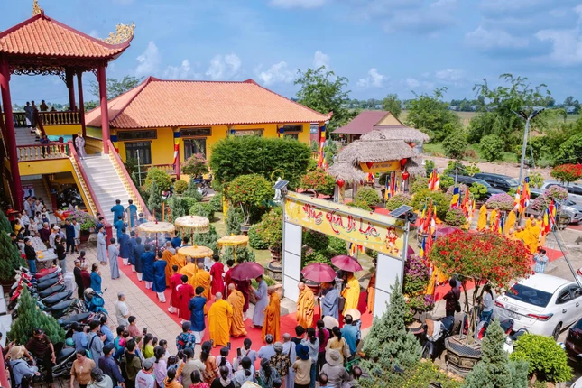 Cung thỉnh chư tôn đức quang lâm