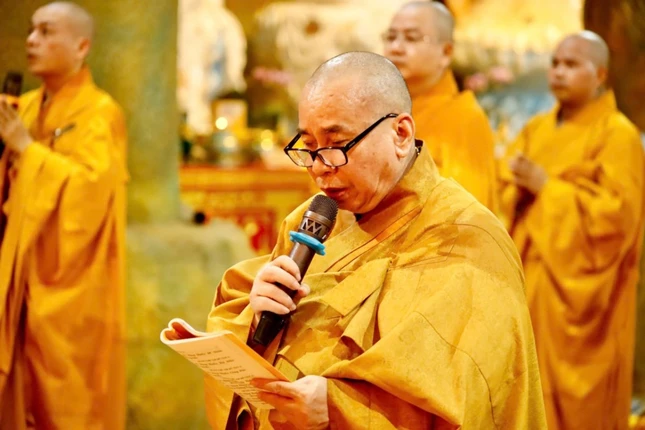 Thượng tọa Thích Nguyên Hiếu chủ trì buổi lễ