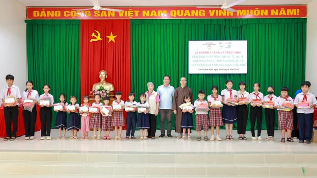 Tặng quà đến các em học sinh hiếu học tại địa phương