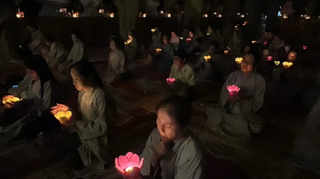 Thắp hoa đăng cầu nguyện quốc thái dân an