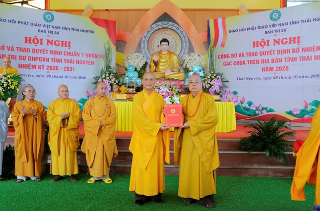 Trao quyết định đến Thượng toạ Thích Nguyên Thành, Trưởng ban Trị sự GHPGVN tỉnh Thái Nguyên