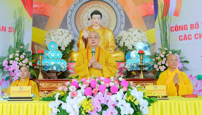 Trưởng lão Hòa thượng Thích Thanh Nhiễu ban đạo từ