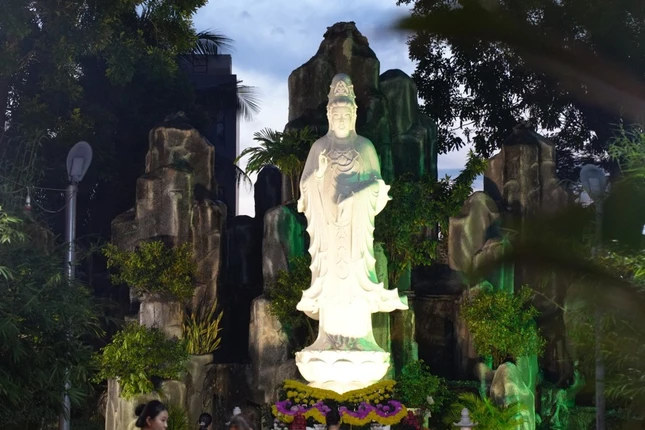 Tôn tượng Quán Âm Bồ-tát trong khuôn viên tổ đình Giác Lâm. Tượng được tạo bằng đá non nước, cao hơn 4m, được an vị vào năm 2022. Tay phải Ngài bắt ấn, tay trái cầm bình cam lộ, phía sau là ngọn giả sơn