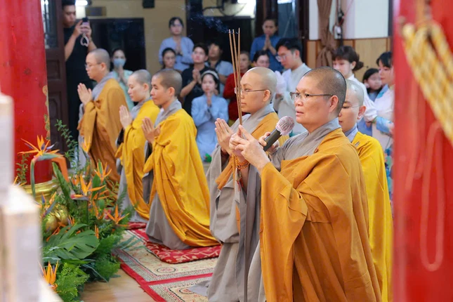 Ni sư Thích nữ Huệ Đức dâng hương cầu nguyện Ni sư Thích nữ Huệ Đức dâng hương cầu nguyện