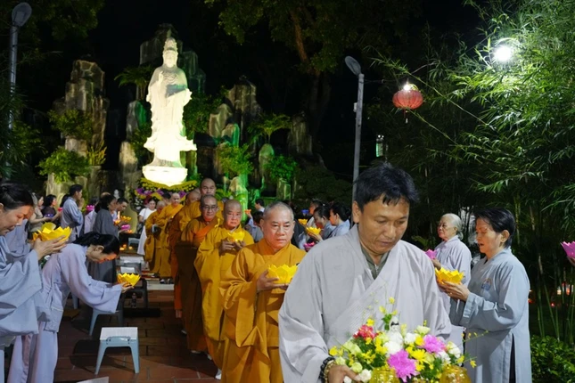 Lễ hoa đăng cầu nguyện