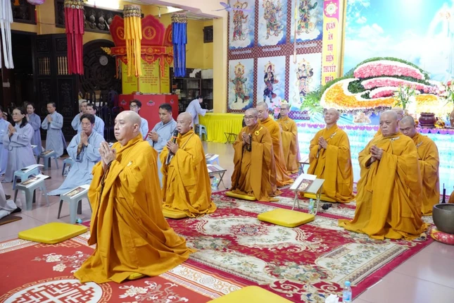 Thượng tọa Thích Từ Tánh cùng chư Tăng thực hiện khóa lễ