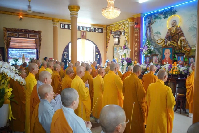 Dâng hương tưởng niệm cố Hòa thượng Thích Hoằng Từ