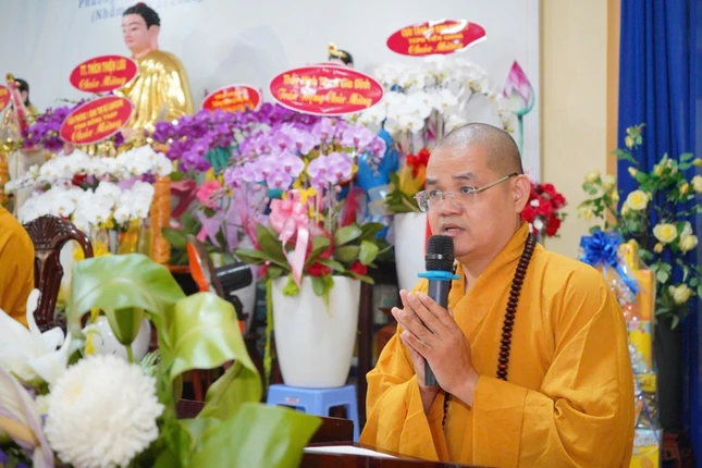 Đại đức Thích Huệ Phát đọc quyết định bổ nhiệm Đại đức Thích Đức Minh đảm nhận trụ trì chùa Phật Ân