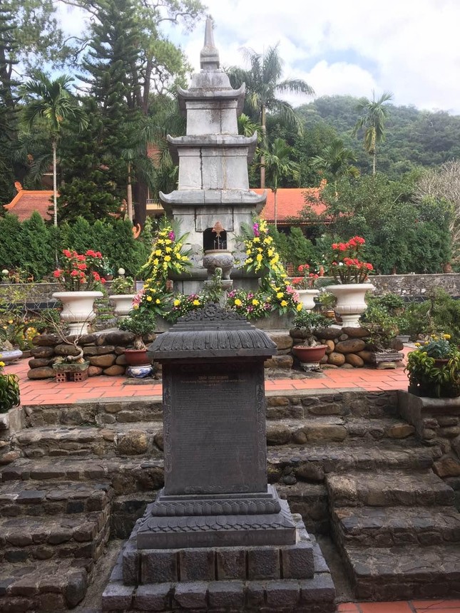 Tháp Tịch Quang ở chùa Lân thờ Thiền sư Chân Nguyên Tháp Tịch Quang ở chùa Lân thờ Thiền sư Chân Nguyên