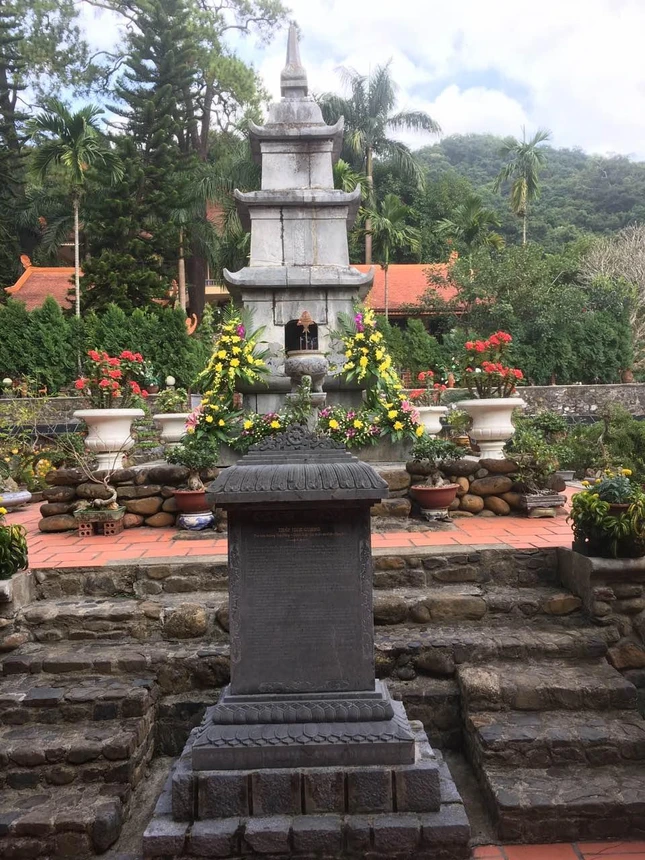 Tháp Tịch Quang ở chùa Lân thờ Thiền sư Chân Nguyên