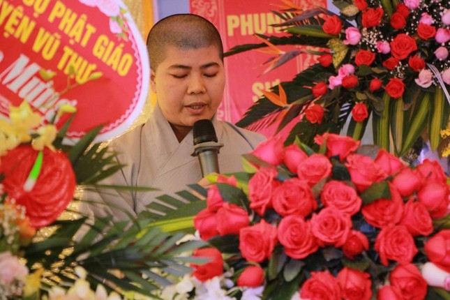 Sư cô Thích Diệu Ngọc thay mặt Ban tổ chức đọc diễn văn khai mạc