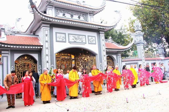 Chư Tăng và đại diện chính quyền cắt băng khánh thành