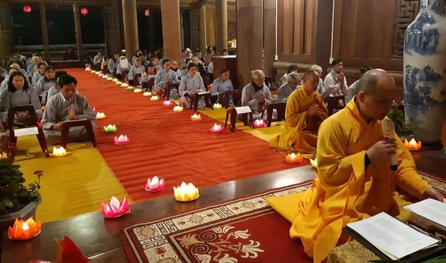 Đại đức Thích Quảng Văn, trụ trì chùa Lam Sơn hướng dẫn Phật tử niệm Phật hướng về Đức Thế Tôn Đại đức Thích Quảng Văn, trụ trì chùa Lam Sơn hướng dẫn Phật tử niệm Phật hướng về Đức Thế Tôn