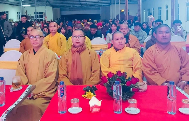 Chư tôn đức và các Phật tử tham dự lễ kỷ niệm Phật thành đạo tại chùa Linh Sơn