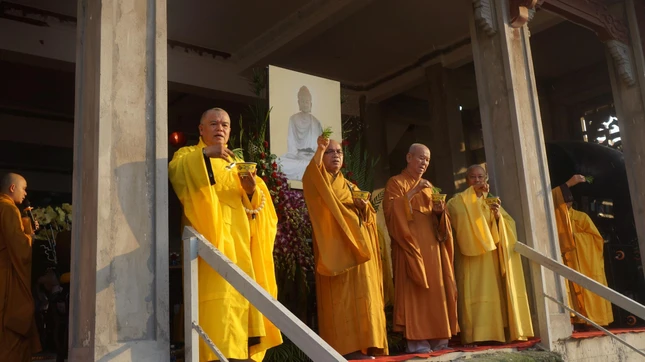 Chư Tôn đức làm lễ rót đồng