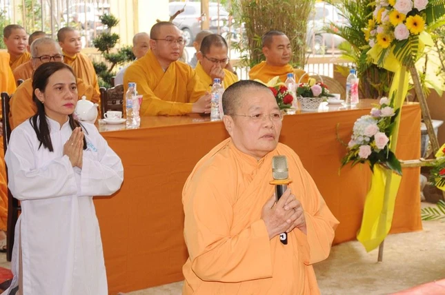 Ni trưởng Thích nữ Chúng Liên dâng lời phát nguyện