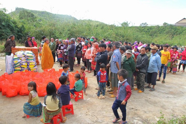 Bà con nghèo xã Đăk R’măng, huyện Đăk Glong đến nhận quà Bà con nghèo xã Đăk R’măng, huyện Đăk Glong đến nhận quà