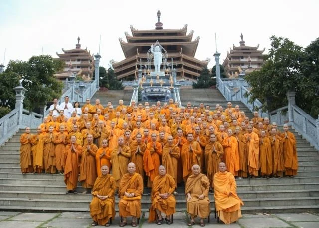 Tăng Ni sinh chụp ảnh lưu niệm cùng chư tôn đức hệ phái Khất sĩ tại Pháp viện Minh Đăng Quang Tăng Ni sinh chụp ảnh lưu niệm cùng chư tôn đức hệ phái Khất sĩ tại Pháp viện Minh Đăng Quang